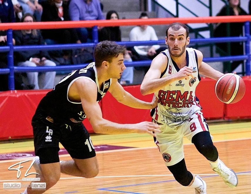 Nicola Savoldelli in palleggio. Ieri è stato il giorno del ritorno sul parquet per il play classe 1997