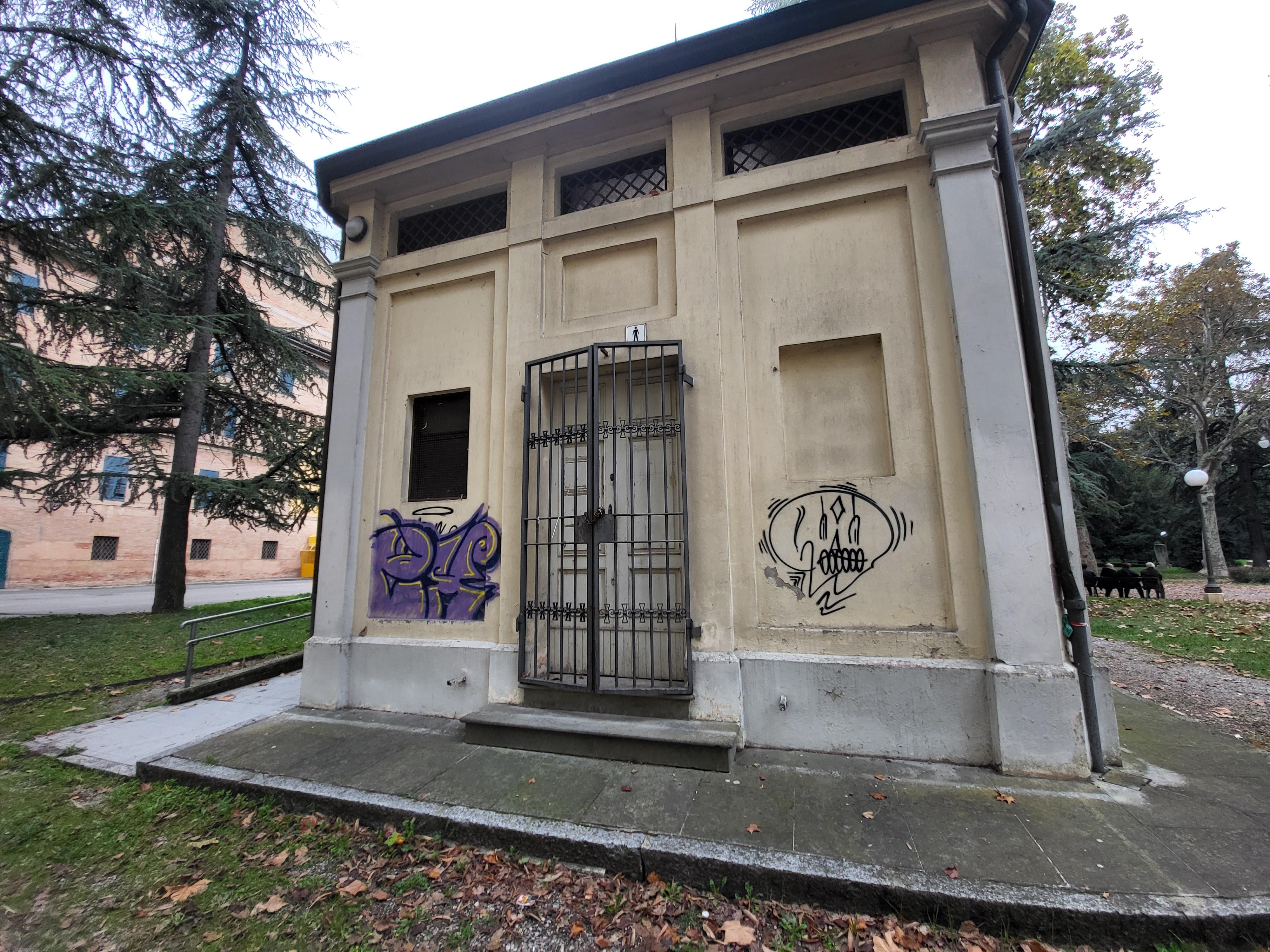 Degrado al Parco del Popolo. «Almeno riaprite i bagni»