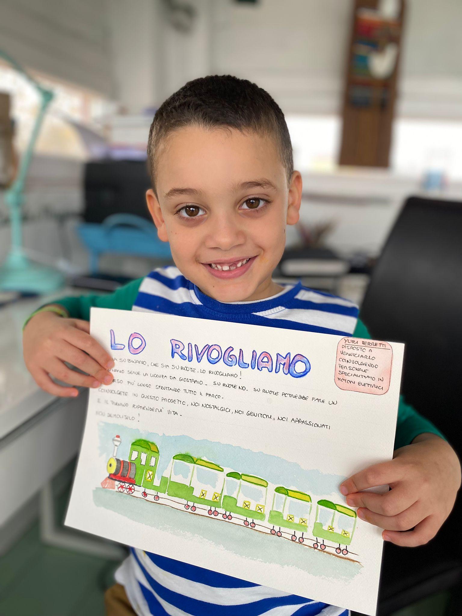 Trenino, libri e tavolini: così il piccolo Youssef immagina i giardini