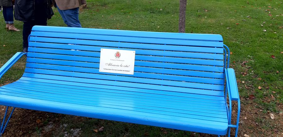Una panchina azzurra contro il diabete nel parco pubblico