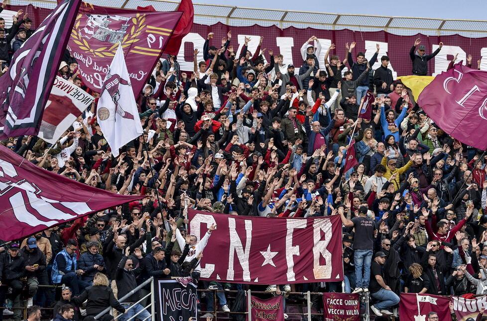 Tifosi allo stadio durante il match contro Ostia (foto Masini/Silvi)