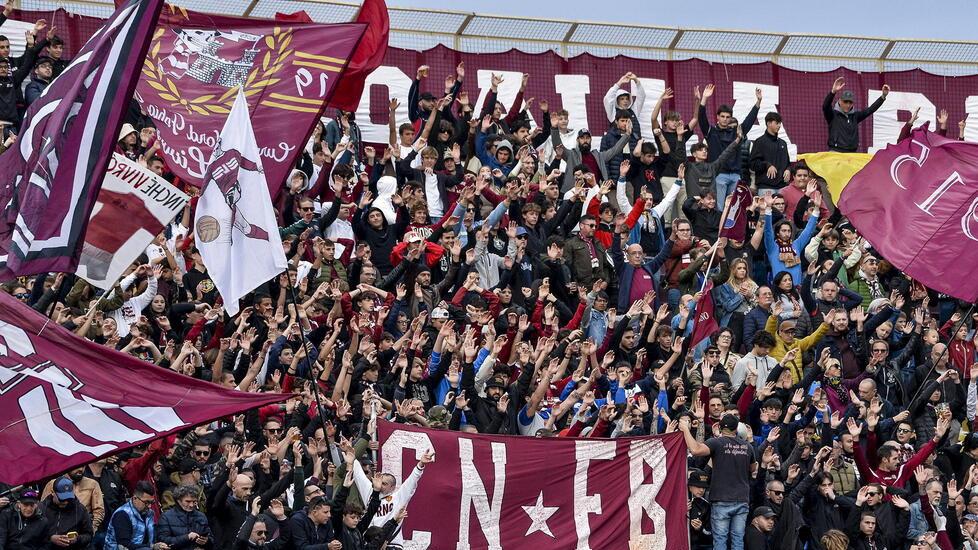 Tifosi allo stadio durante il match contro Ostia (foto Masini/Silvi)