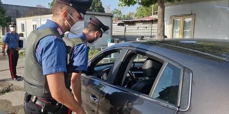 In due la violentano nei campi di Novi