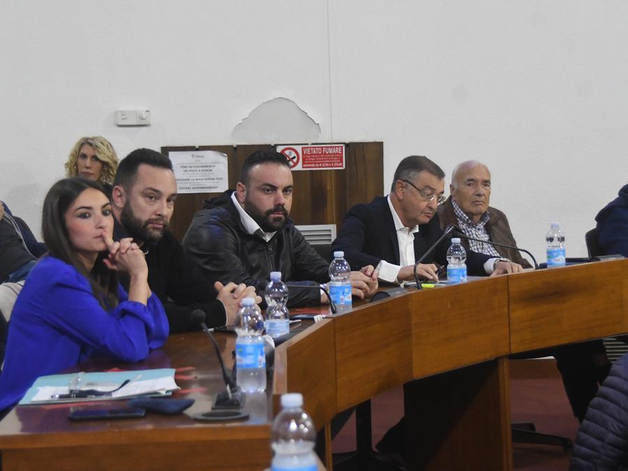 
	I cinque consiglieri comunali Udc ieri in aula. Da sinistra Murru, Iatalese, Angioi, Pecoraro e Pinna

