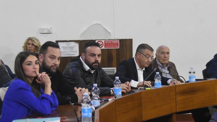 I cinque consiglieri comunali Udc ieri in aula. Da sinistra Murru, Iatalese, Angioi, Pecoraro e Pinna
