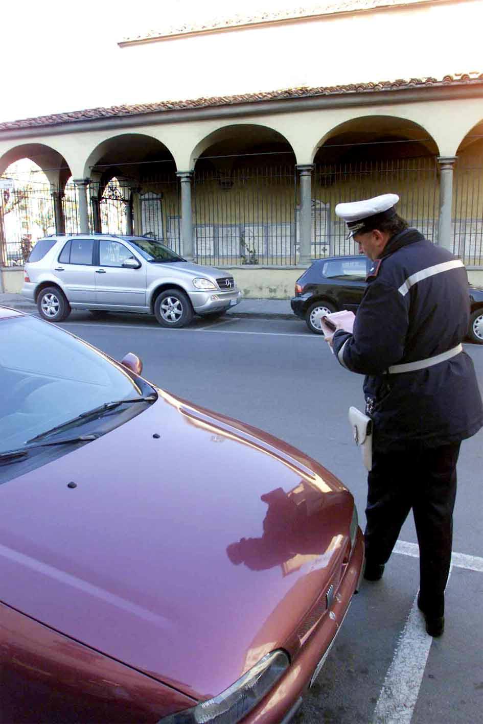 Soste e divieti, raffica di multe a Livorno: in due giorni fatti 166 verbali