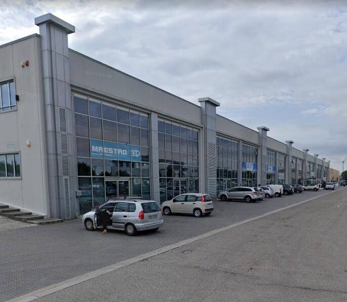Lo stabile in via Salvo D’Acquisto a Pontedera in cui si trova la società Extra Red