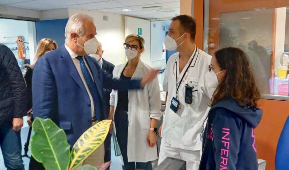 Il presidente della Regione Eugenio Giani durante la visita all’Area medica di accettazione