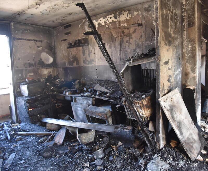 Le condizioni dell’appartamento di Stefano Sguanci nel palazzo di via Tobagi a Capraia Fiorentina il giorno dopo lo spaventoso incendio (foto Autovino)