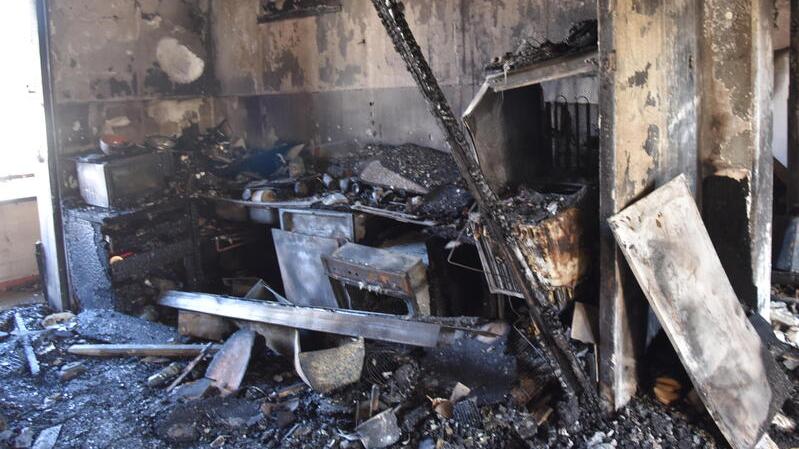 Le condizioni dell’appartamento di Stefano Sguanci nel palazzo di via Tobagi a Capraia Fiorentina il giorno dopo lo spaventoso incendio (foto Autovino)