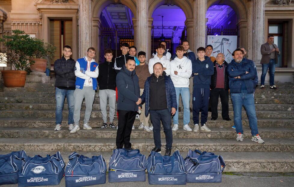 La stretta di mano tra il sindaco Baroncini e i membri del Montecatini Valdinievole fuori dal municipio