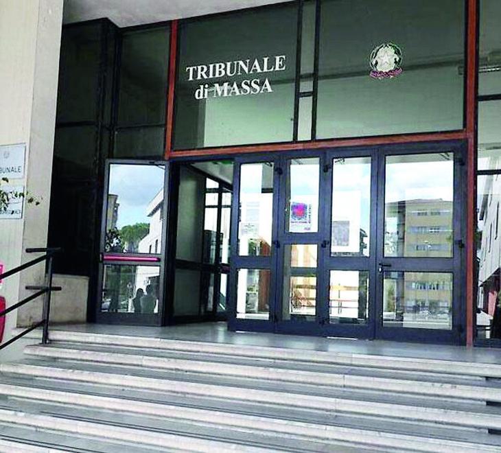 L'ingresso del tribunale di Massa
