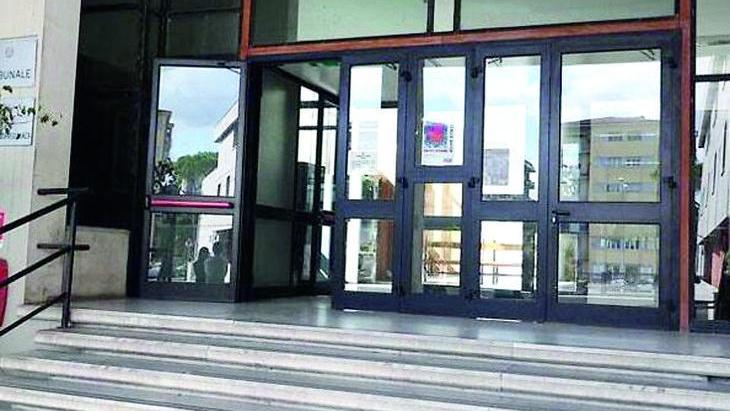 L'ingresso del tribunale di Massa