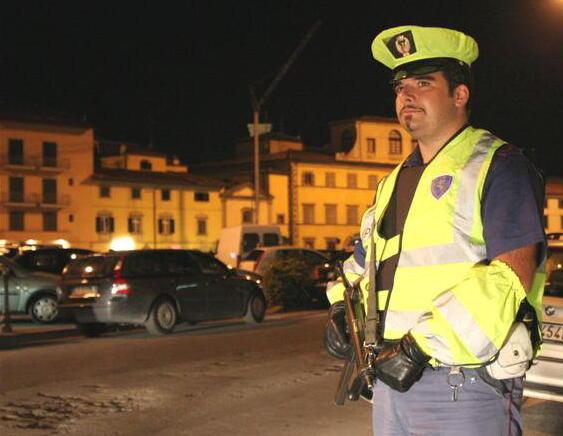 Prima provano a vendergli la coca, poi lo sgambetto e infine i pugni in faccia in tre contro due