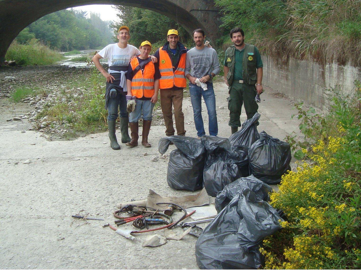 "Puliamo il mondo", volontari al lavoro sul Crostolo 