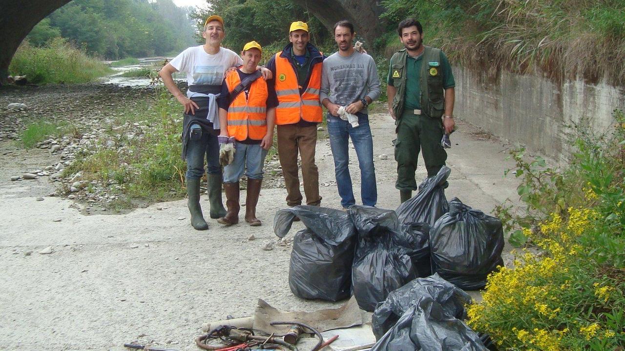 "Puliamo il mondo", volontari al lavoro sul Crostolo