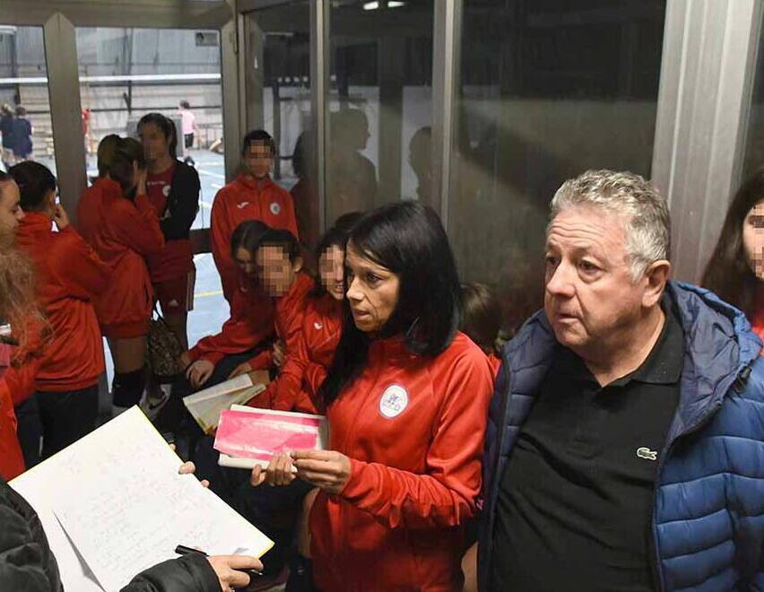 ll direttore sportivo Cosimo Bergamo con alcune atlete della Pallavolo San Marco