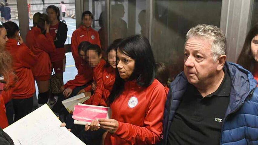 ll direttore sportivo Cosimo Bergamo con alcune atlete della Pallavolo San Marco