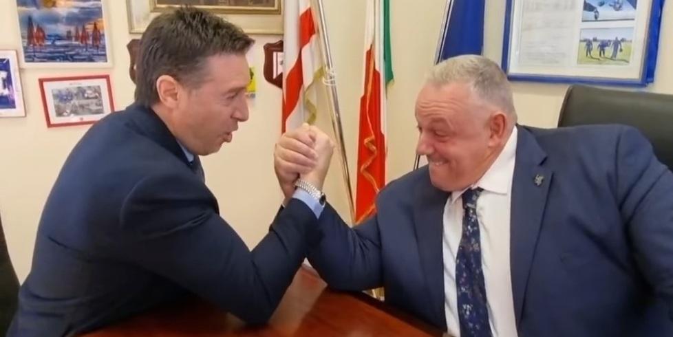Lo scatto ironico tra sindaco e vice che fanno braccio di ferro