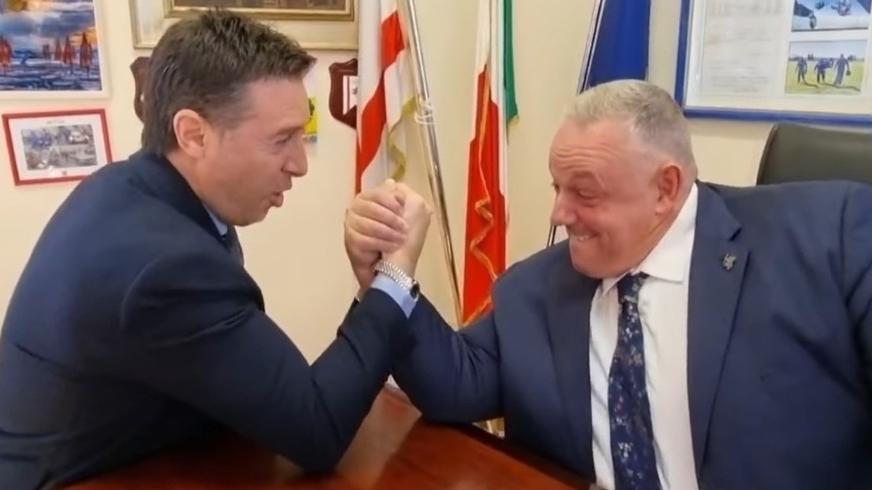 Lo scatto ironico tra sindaco e vice che fanno braccio di ferro