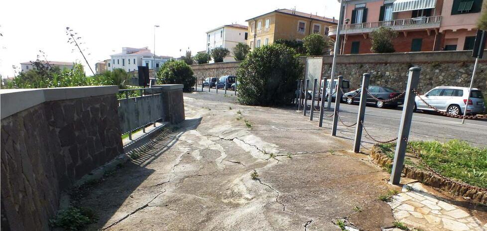 Un’immagine dello smottamento in viale del Popolo (foto Barlettani)