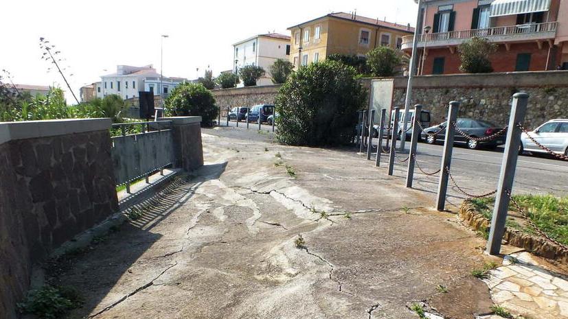 Un’immagine dello smottamento in viale del Popolo (foto Barlettani)