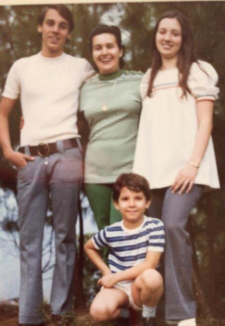 La mamma e i tre figli (da sinistra Giacomo, Marisa Silvia e in basso Fabio)