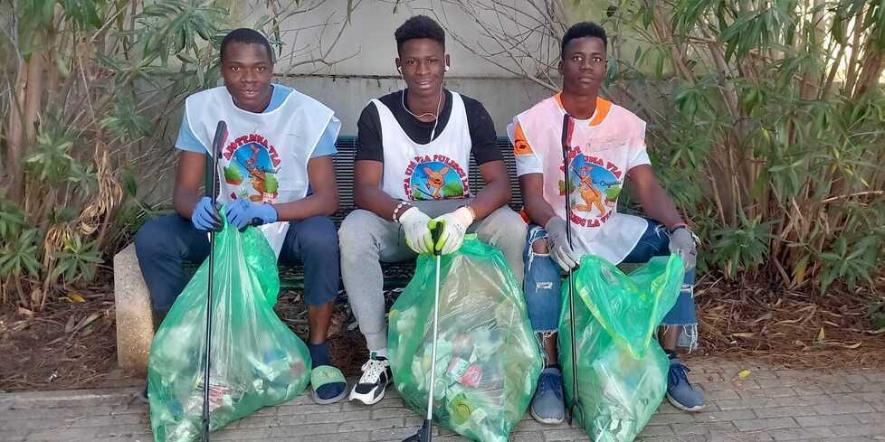 Alcuni ragazzi impegnati nell’iniziativa per l’ambiente