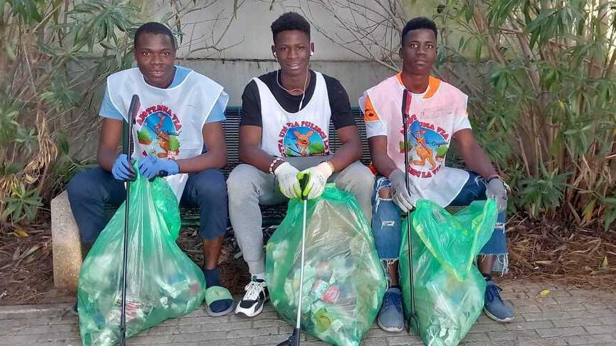 Alcuni ragazzi impegnati nell’iniziativa per l’ambiente