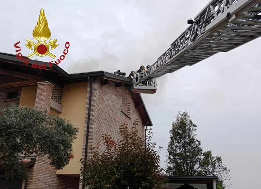 Carpi, incendio sul tetto di una palazzina