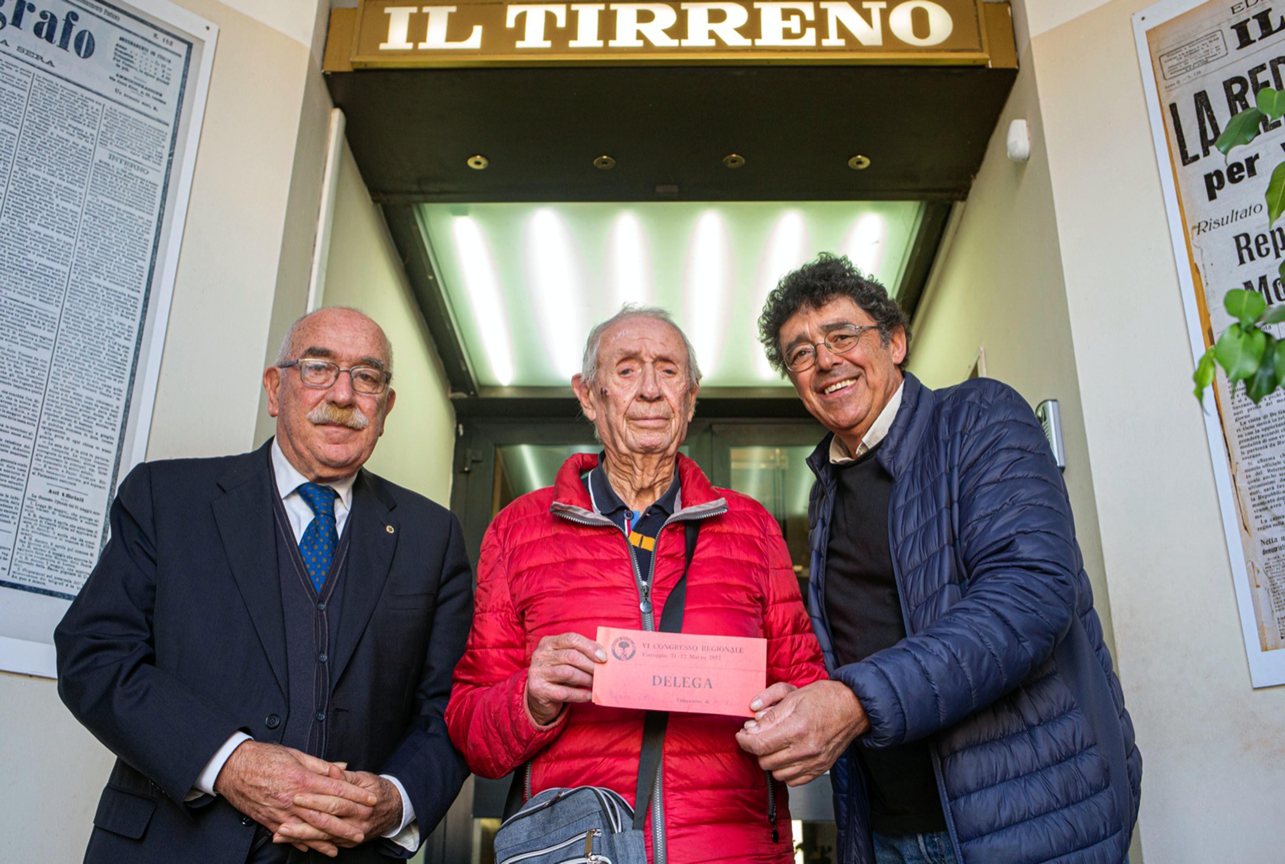 Trova nell’enciclopedia la tessera socialista di un militante di 98 anni: la riconsegna al Tirreno