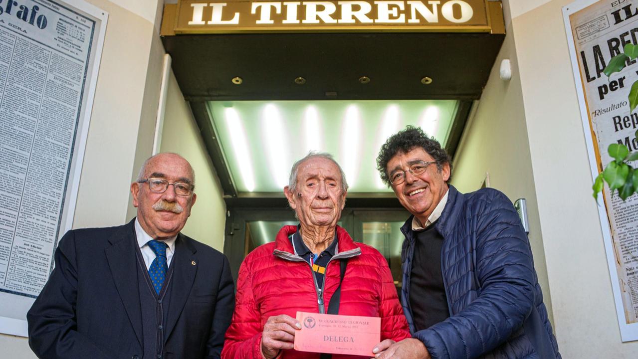 Trova nell’enciclopedia la tessera socialista di un militante di 98 anni: la riconsegna al Tirreno