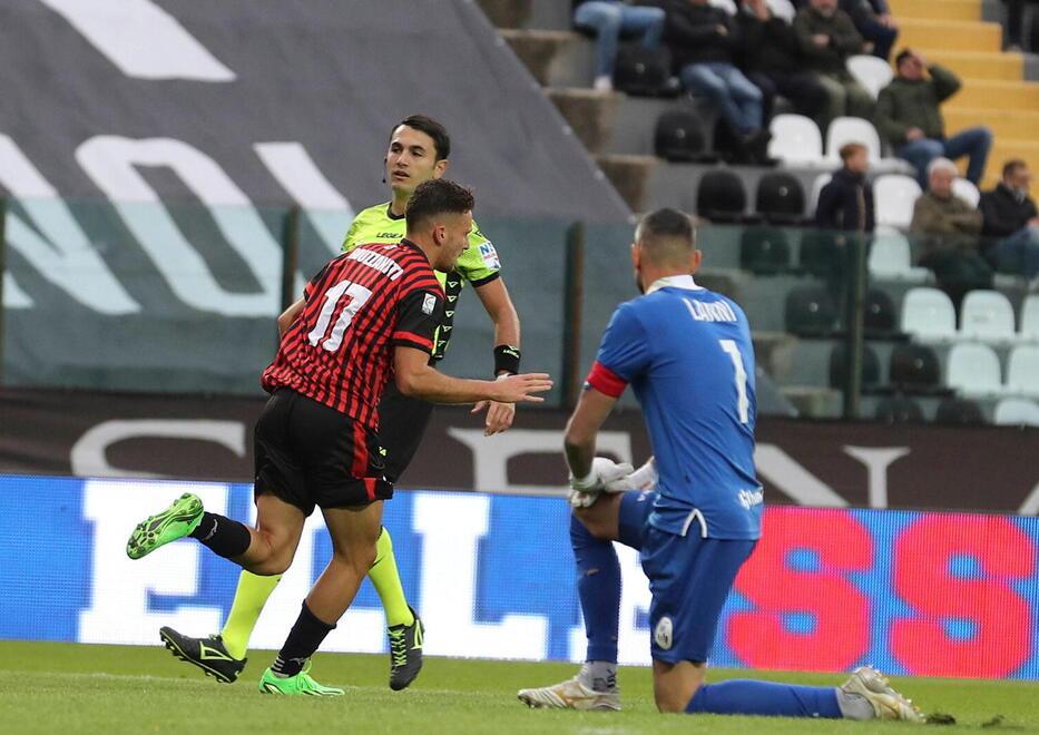 Bruzzaniti ha appena segnato il gol dell’1-0 al Franchi di Siena e corre a festeggiare con i tifosi