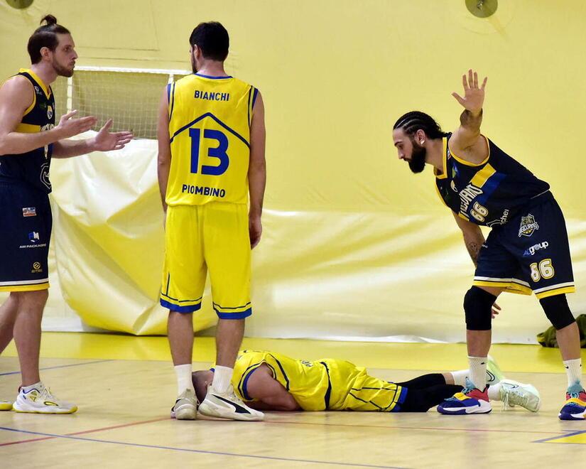 Nella foto, Mattia Venucci a terra dopo la spallata subita allo scadere della partita contro Vigevano (Foto Paolo Barlettani)