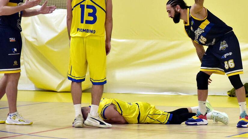 Nella foto, Mattia Venucci a terra dopo la spallata subita allo scadere della partita contro Vigevano (Foto Paolo Barlettani)