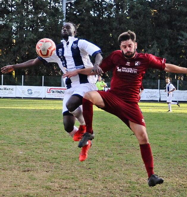 Nella foto, uno scontro di gioco nel derby tra Rosignano Solvay e Vada