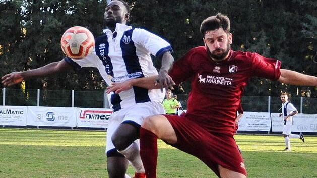 Nella foto, uno scontro di gioco nel derby tra Rosignano Solvay e Vada