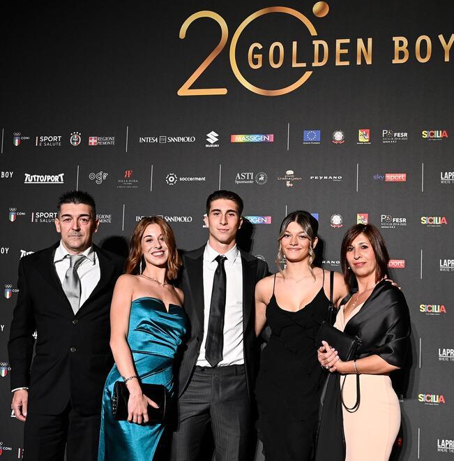 Fabio Miretti, al centro, con i genitori, la sorella e la fidanzata