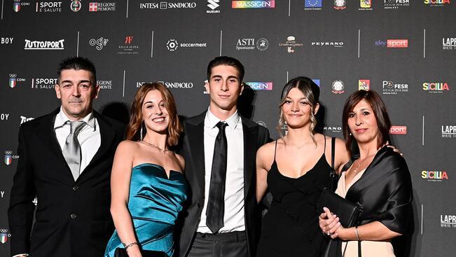 Fabio Miretti, al centro, con i genitori, la sorella e la fidanzata