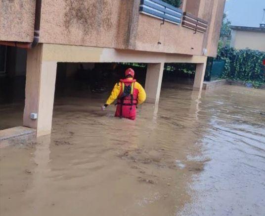 Nubifragio all’Elba, allagamenti e persone bloccate nei seminterrati. Allerta meteo in tutta la Regione – Video