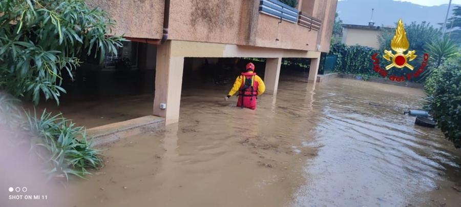 Nubifragio su Porto Azzurro, seminterrati allagati: evacuato un appartamento