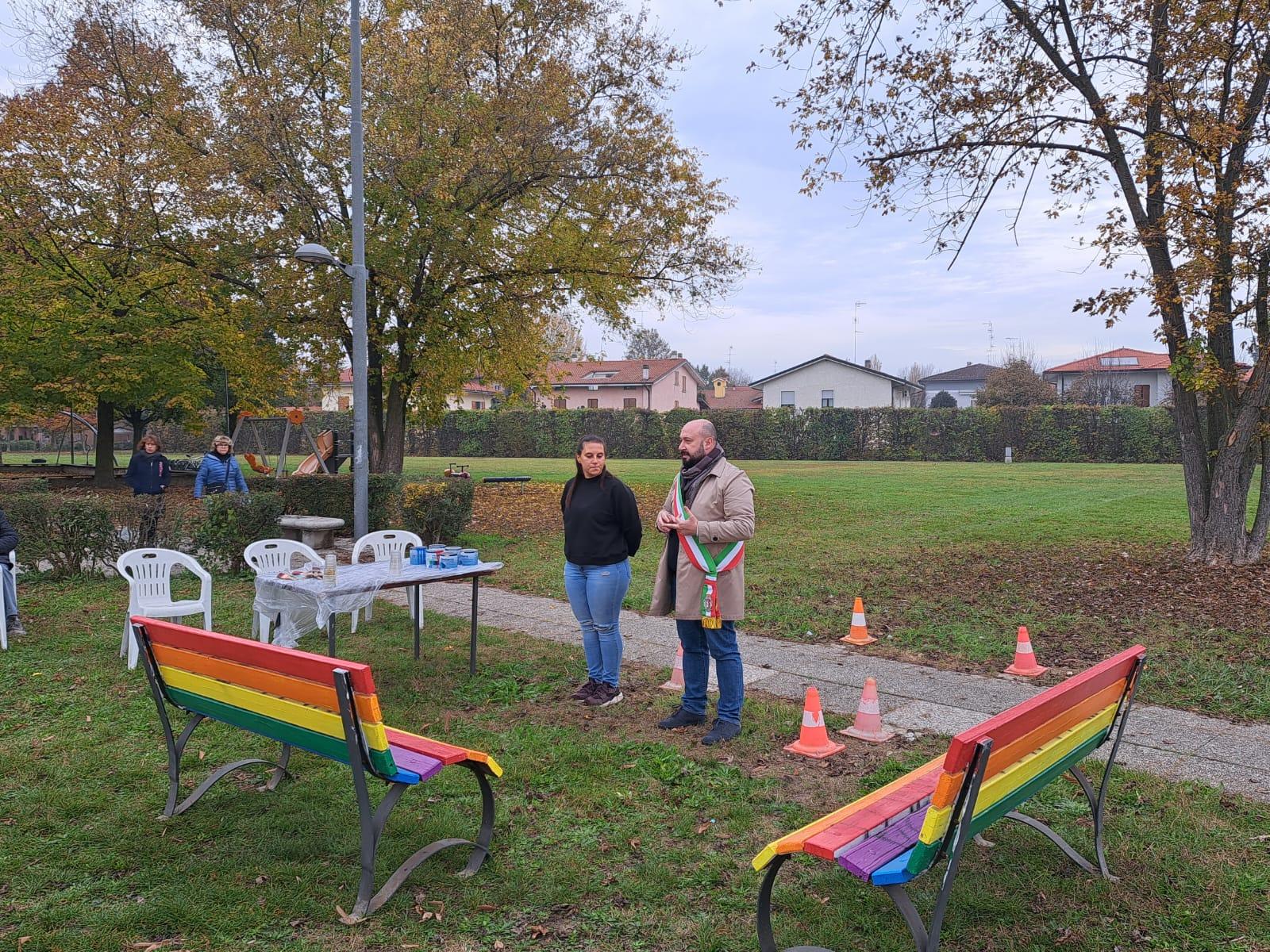 Scritte omofobe sulle panche, il Comune presenta querela