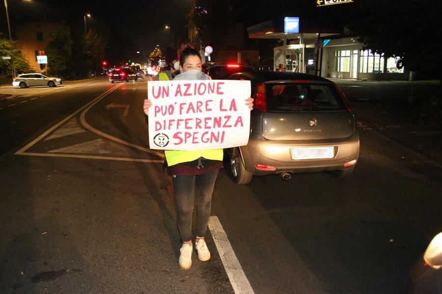 Blitz degli ecologisti al passaggio a livello di via Emilia Ospizio
