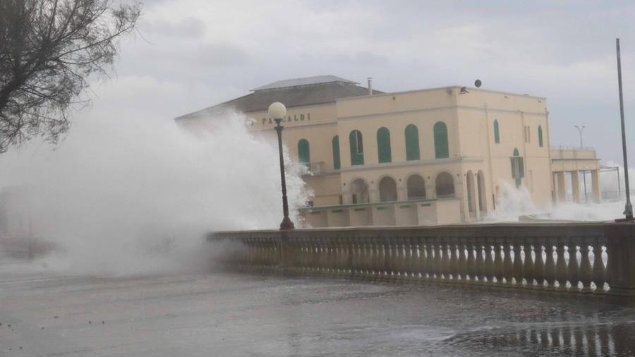 .
LIVORNO 13/1/2017 MALTEMPO Libecciata mareggiata alla terrazza Mascagni