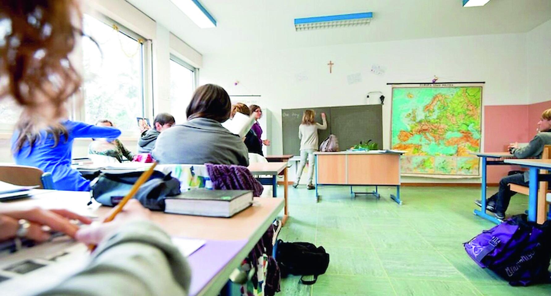 Scuola, l’isola maglia nera. Studenti “incompetenti”