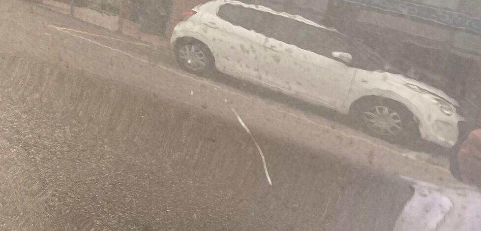 «Non parcheggiate qua». E danneggia decine di auto a Castelfranco