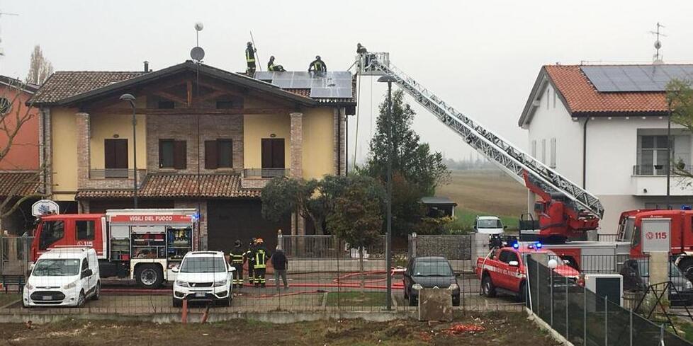 Carpi. Tetto a fuoco, bimbi dell'asilo in soccorso