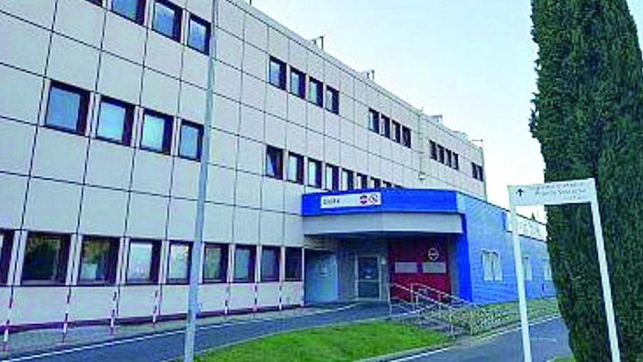 l’ingresso dell’ospedale di Cecina