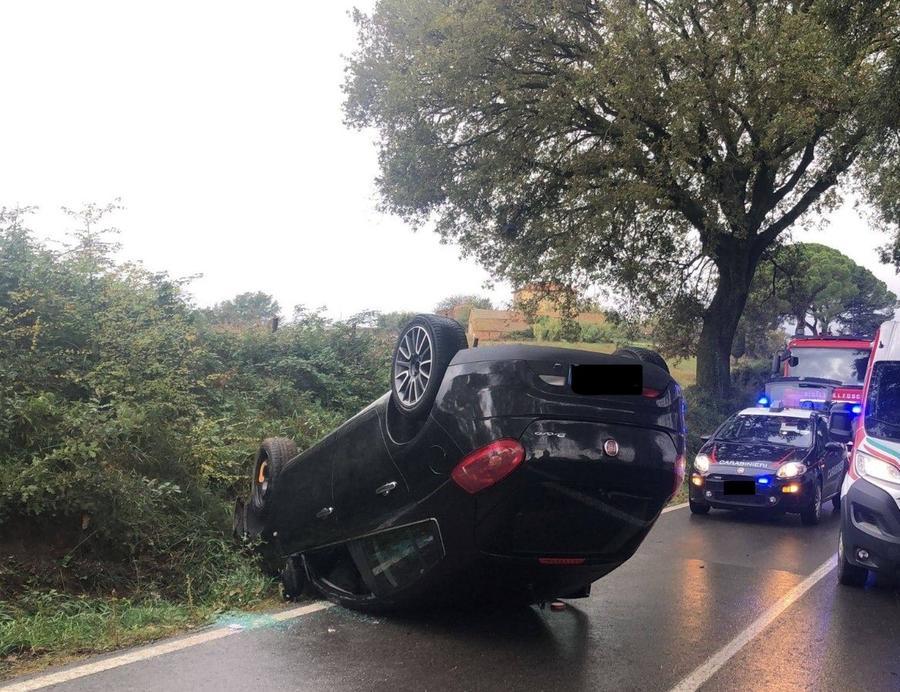 Si ribaltano con l’auto, in ospedale madre e figlia