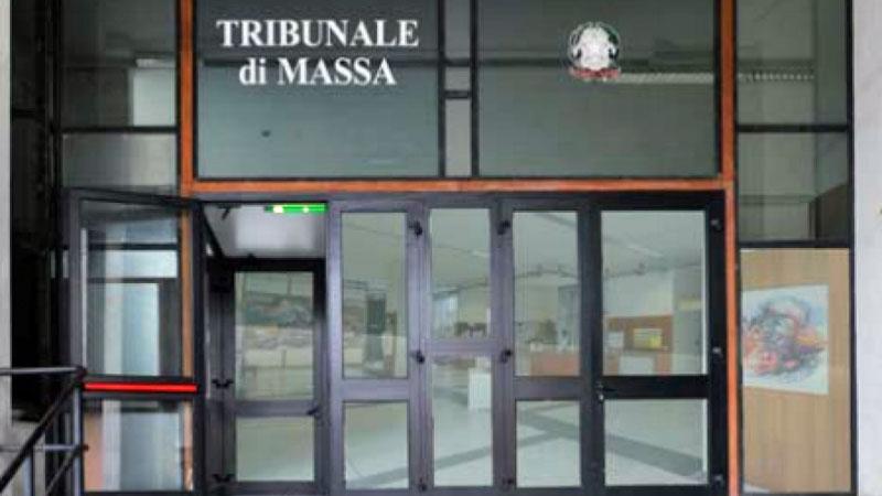 Carrara, fa pedinare la moglie: ora è accusato di stalking